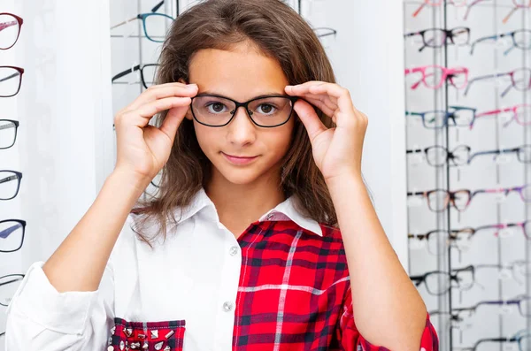 Adolescente chica sosteniendo rosa-negro gafas — Foto de Stock