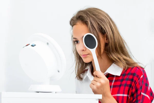 Adolescente udergoes encuesta ocular en clínica oftalmológica — Foto de Stock