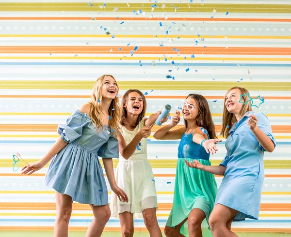 Красивые улыбающиеся девочки-подростки в платьях радостно бегают хлопают на дне рождения — стоковое фото