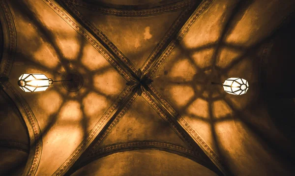 Luz de la lámpara y las sombras en el misterioso pasillo — Foto de Stock