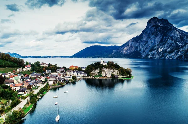 Widok z lotu ptaka na austriackie jezioro z pięknym krajobrazem górskim — Zdjęcie stockowe