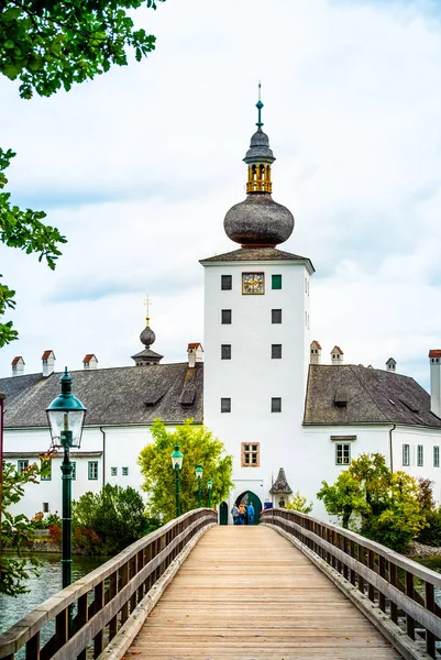 Dřevěný most na hrad Schloss Ort v Gmunden, Rakousko — Stock fotografie