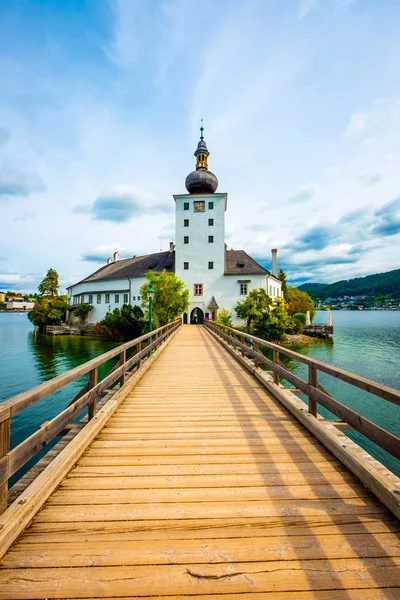 Wooden bridge to the Schloss Ort castle in Gmunden, Austria — Stock Photo, Image