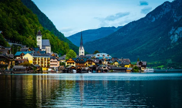 Niesamowite krajobrazy austriackiej miejscowości Hallstatt — Zdjęcie stockowe
