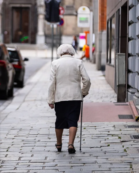 Yürüyen kadın kıdemli — Stok fotoğraf