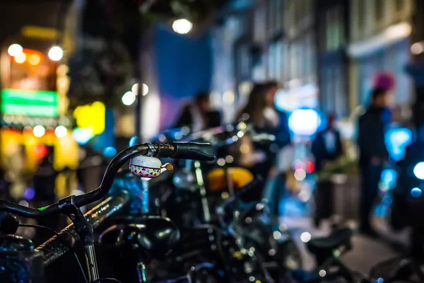 Парковка для велосипедів вночі в місті — стокове фото