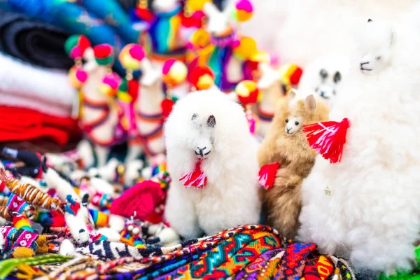 Weißes Spielzeug-Lama im Straßenladen in Peru — Stockfoto