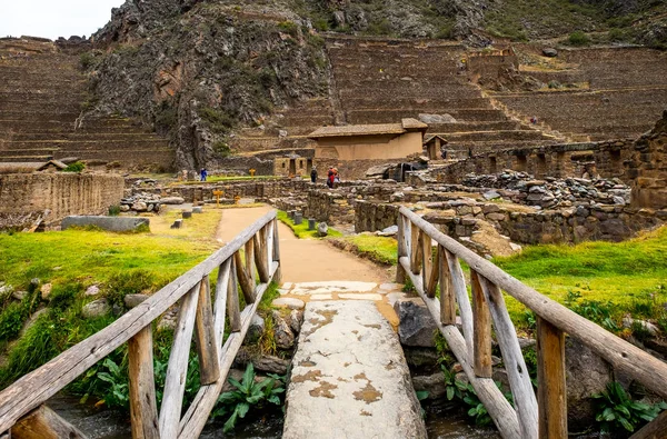 Ollantaytambo construcciones pedregosas y bastilla — Foto de Stock