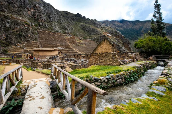 Ollantaytambo construcciones pedregosas y bastilla — Foto de Stock