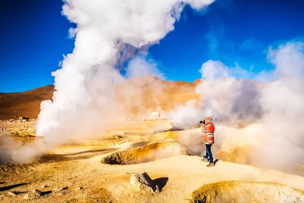 Fotógrafo entre geysers fumegantes em Bolívia — Fotografia de Stock