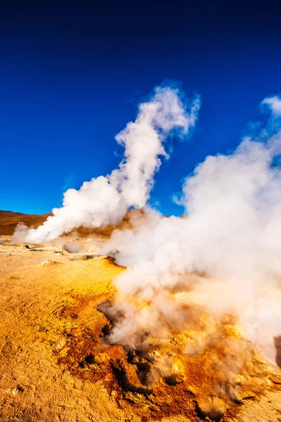 Geysers sol fumegante em Bolívia — Fotografia de Stock