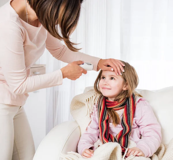 Mamma misura la temperatura delle figlie — Foto Stock