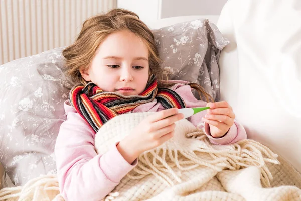 Menina doente verificando a temperatura — Fotografia de Stock