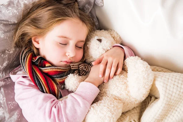 Menina doente dormindo — Fotografia de Stock