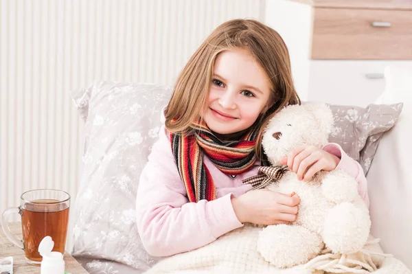 Pequena menina doente com lenço — Fotografia de Stock