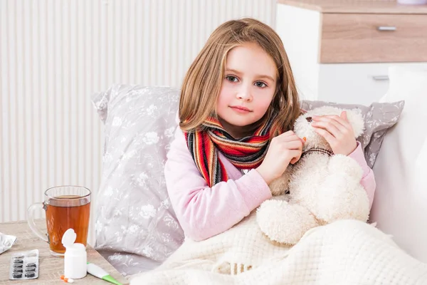 Petite fille malade avec écharpe — Photo