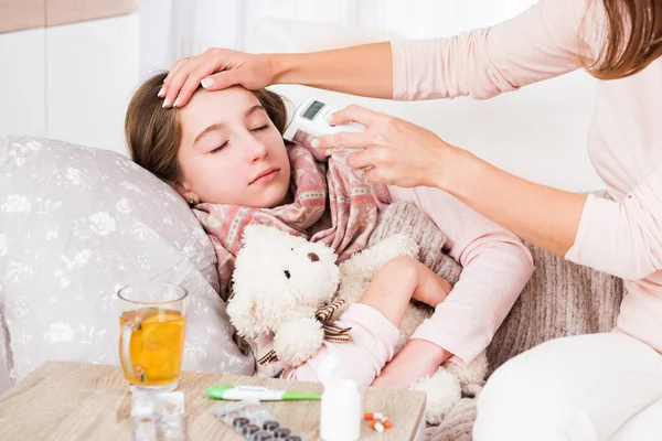 Mamma misura la temperatura delle figlie malate — Foto Stock