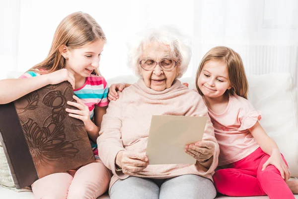 Бабуся з онуками читає листа — стокове фото
