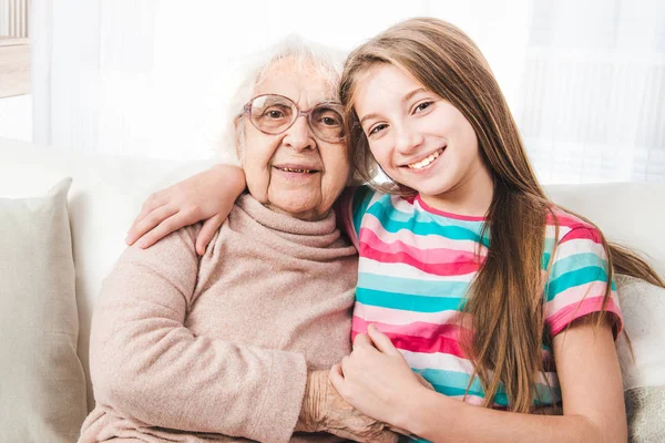 Внучки з бабуся — стокове фото