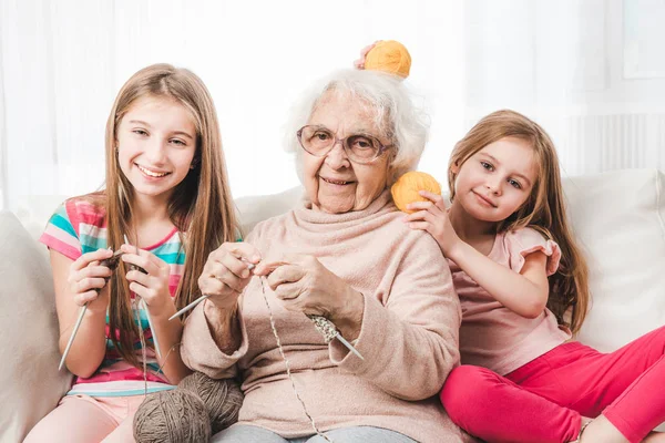 Barnbarn stickning med mormor — Stockfoto