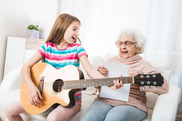 Бабуся з онучкою співає разом — стокове фото