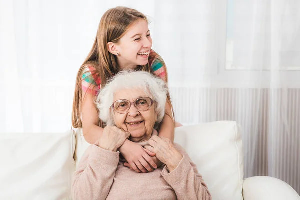Внучки обійматися бабусі — стокове фото