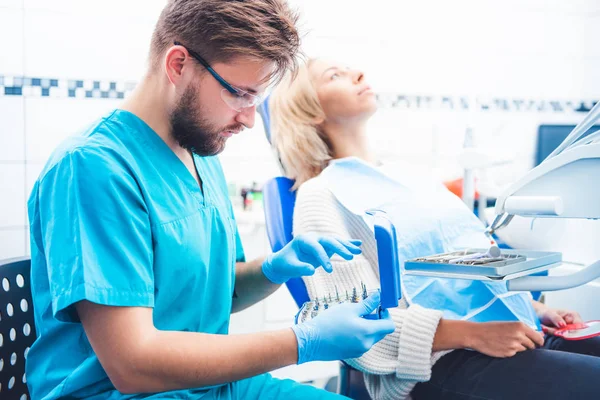 Tandläkaren tar tandvård equipent — Stockfoto