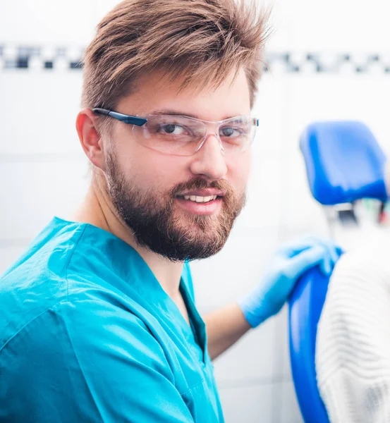 Odontólogo sonriente con gafas — Foto de Stock