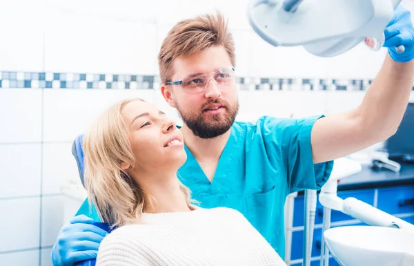 Paciente e dentista — Fotografia de Stock