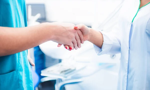 Saludo de los médicos en clínica — Foto de Stock