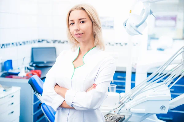 Médico dentário em consultório de estomatologia — Fotografia de Stock