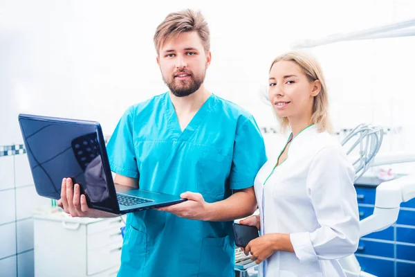 Стоматологи працюють з ноутбуком — стокове фото