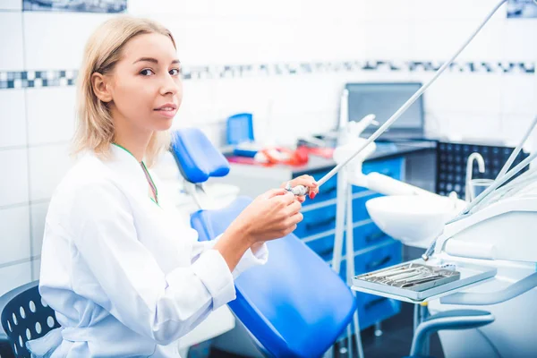 Médico dentário em consultório de estomatologia — Fotografia de Stock