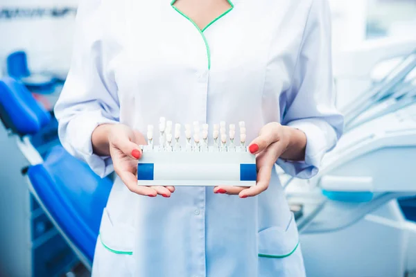 Dentista com paleta de cores dos dentes — Fotografia de Stock