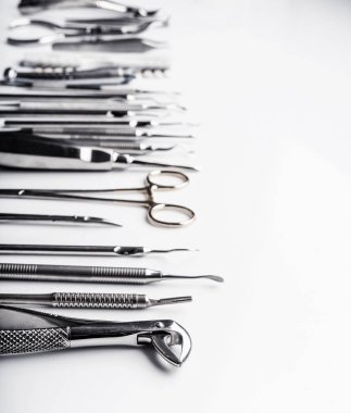 Beyaz masa üstünde diş alet