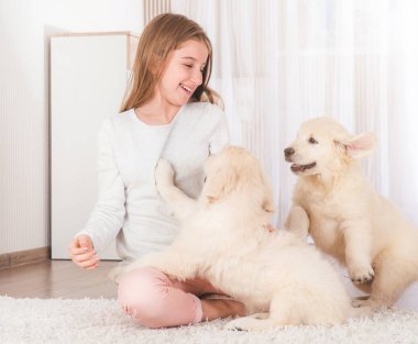 Küçük kız retriever yavru sarılma oturup