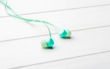 Tabloda dijital kulaklıklar, copyspace ile makro