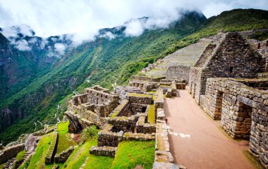 Machupicchu taş anchient duvar ve tapınak dağlar arasında güneş görünümü