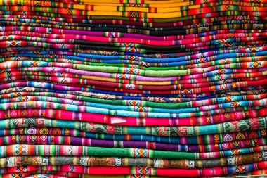 Renkli battaniye yığını