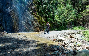 Güneş Bolivya ölüm yolda bisiklete binmek adam