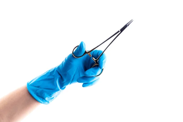 Mână în mănușă albastră care deține instrumentul metalic dentar izolat — Fotografie, imagine de stoc