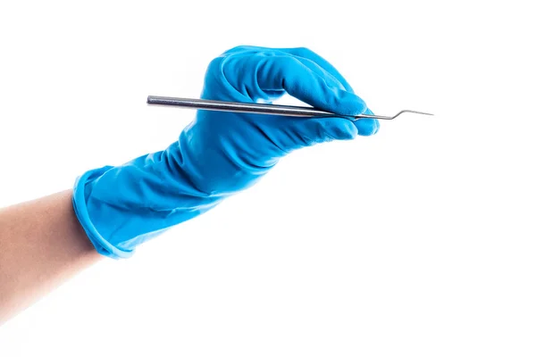 Hand in blauwe handschoen houder tandheelkundige metalen stok geïsoleerd — Stockfoto