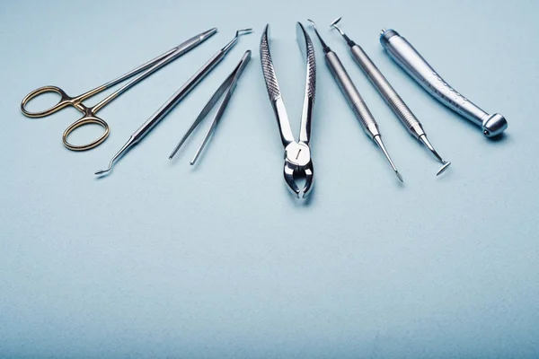 Zahnärztliche Instrumente aus Stahl mit Kopierraum — Stockfoto
