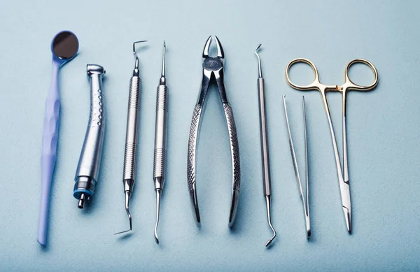 Diferentes instrumentos de aço dental — Fotografia de Stock