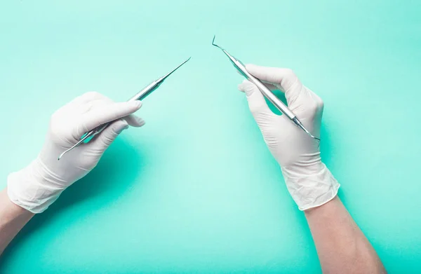 Vista superior das mãos segurando ferramentas dentárias — Fotografia de Stock