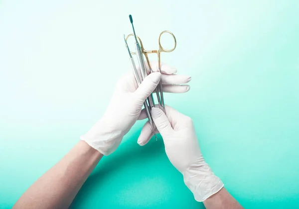 Händer i handskar håller medicinska verktyg — Stockfoto