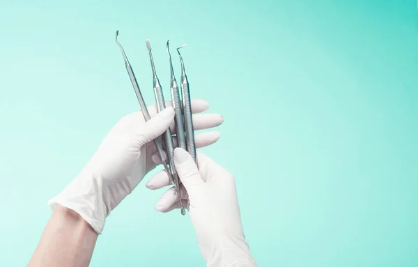 Händer i handskar håller medicinska verktyg — Stockfoto