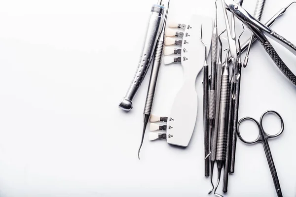 Tandheelkundige instrumenten op witte tafel — Stockfoto