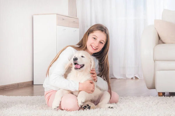 Девочка-подросток лежит с щенком-ретривером — стоковое фото