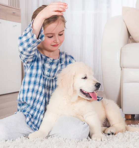 Fille jouer avec récupérateur chiot — Photo